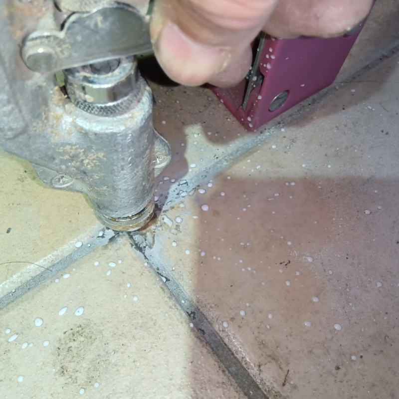 床に穴を開けて防蟻剤を注入