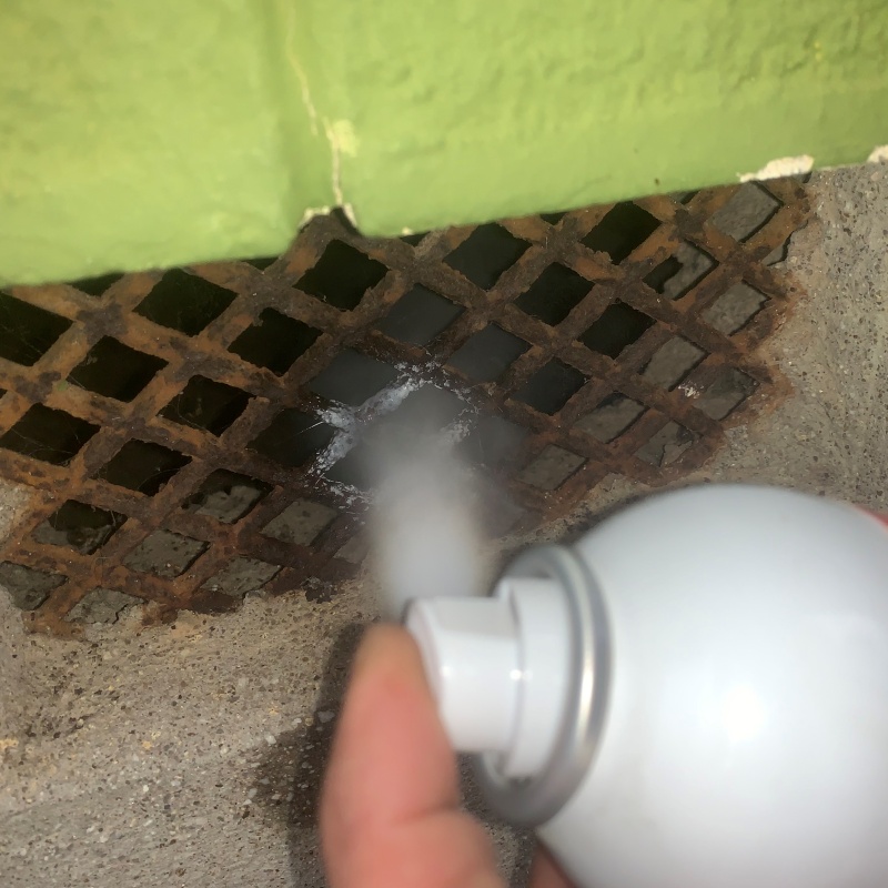 床下換気口から忌避スプレーを散布