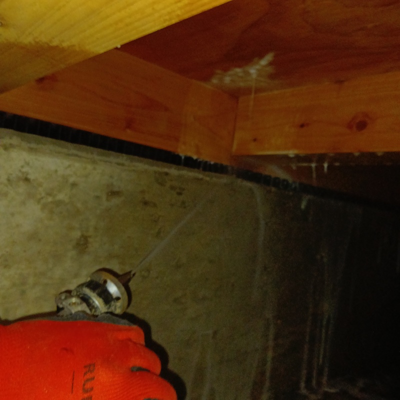 床下の木材に防蟻剤を散布