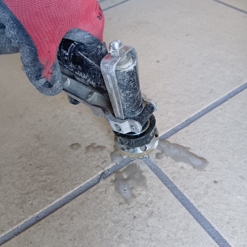 床に穴を開けて防蟻剤を注入