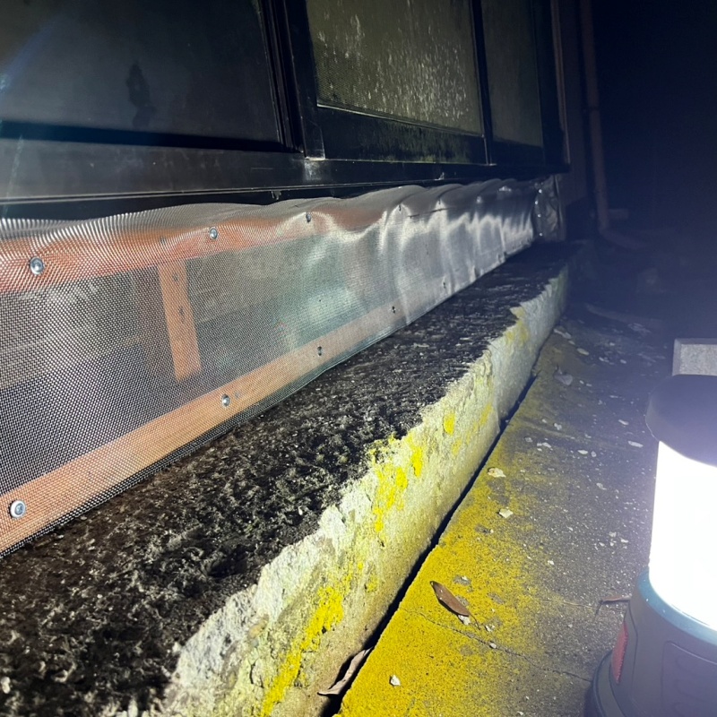 金網で侵入経路を封鎖