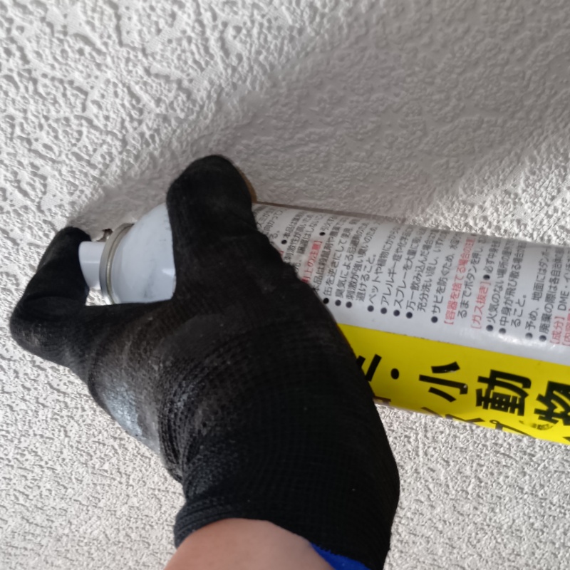 天井に開けた穴から忌避スプレーを散布