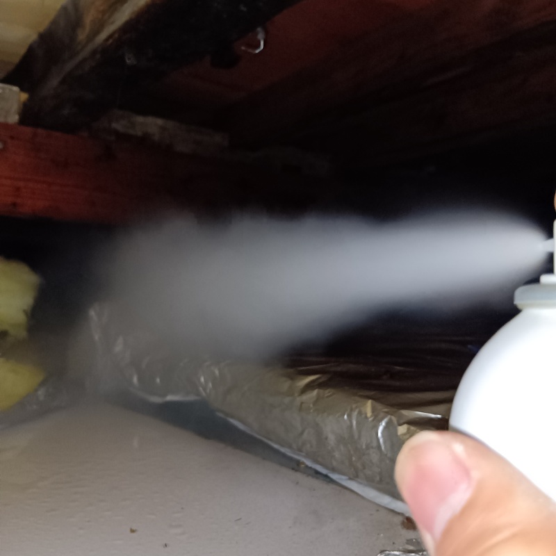 忌避剤を屋根裏に散布