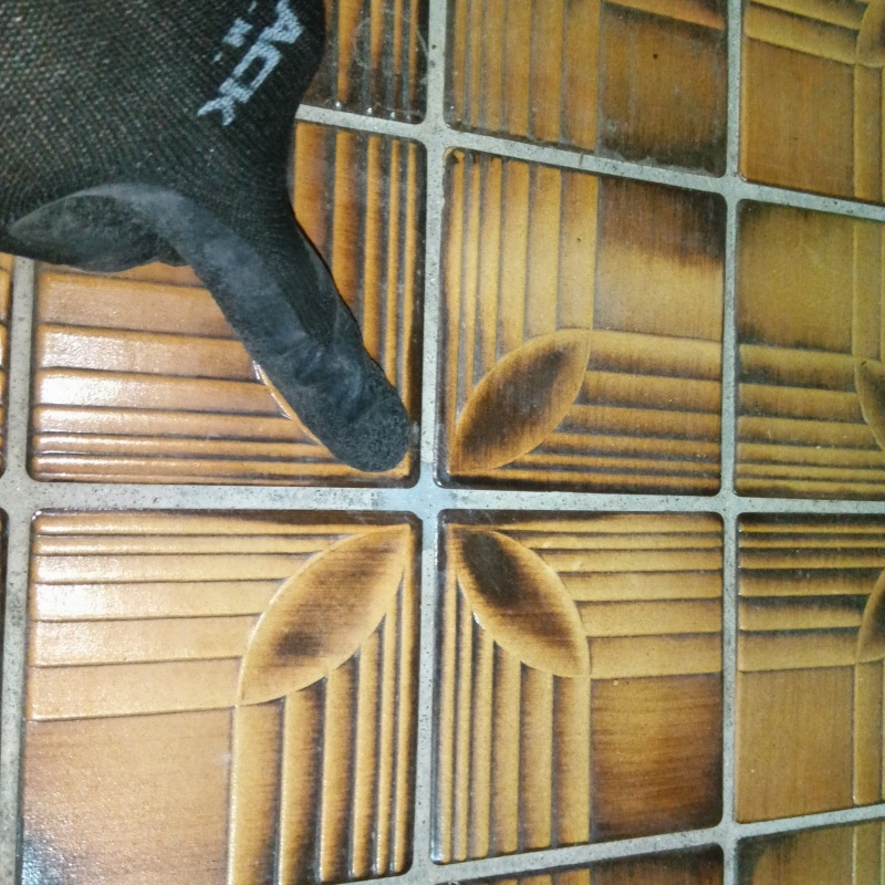 床に穴を開けてシロアリ駆除剤を注入