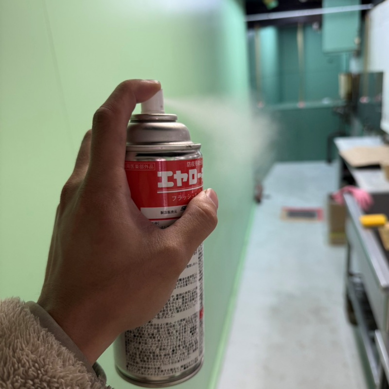 店舗内に殺虫スプレーを散布