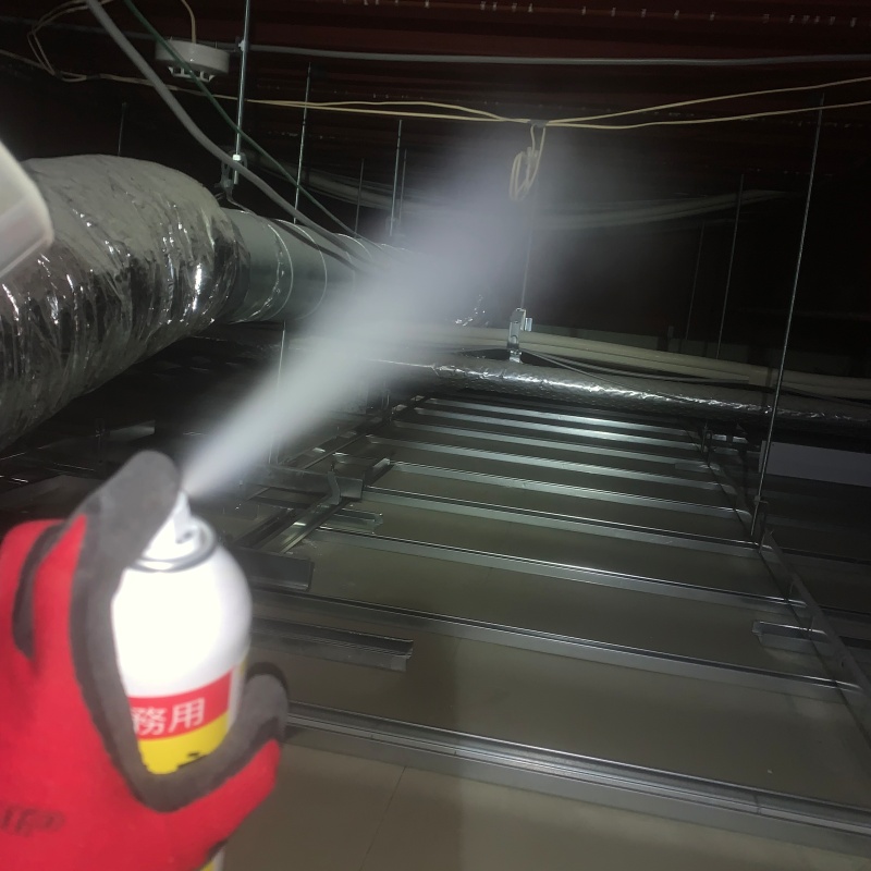 忌避スプレーを散布