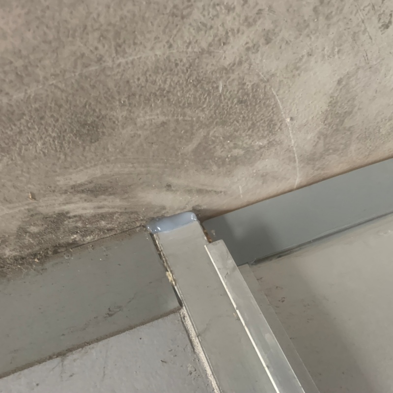 壁と梁の接合部分のすき間を封鎖