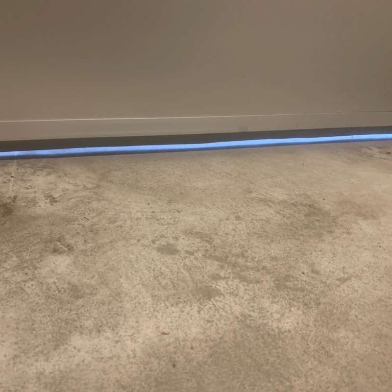 壁と床の間のすき間を封鎖