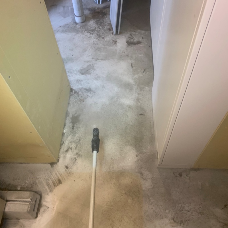 床に除菌剤を散布