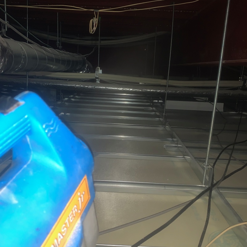 天井裏に噴霧器で消臭剤を散布