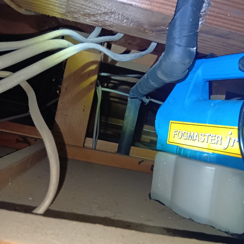 噴霧器で除菌・消臭している様子