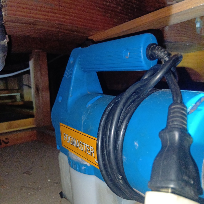 噴霧器で除菌・消臭している様子