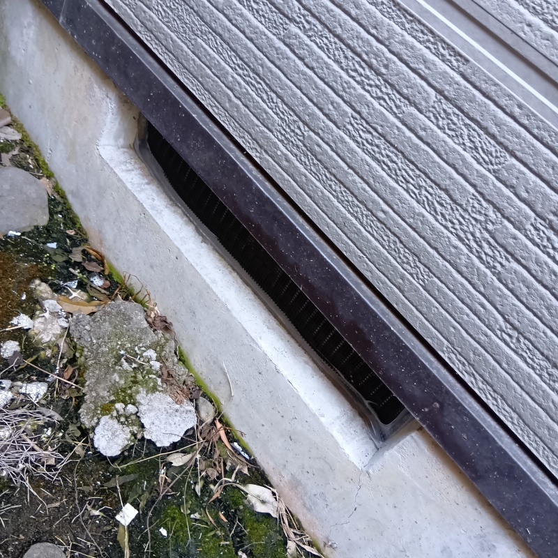 床下換気口に金網を設置