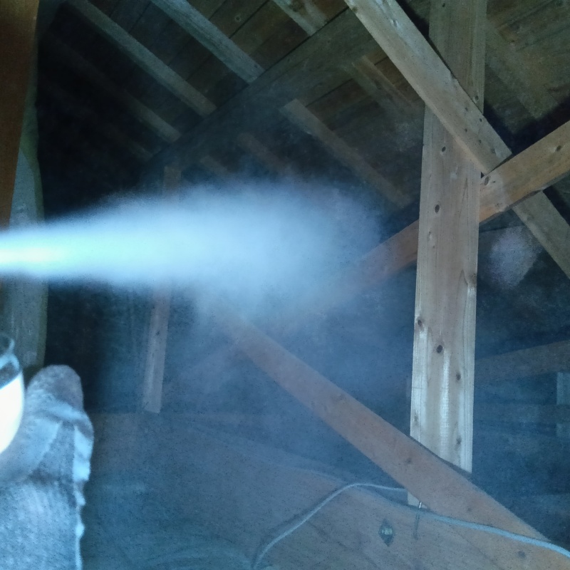 忌避スプレーを散布