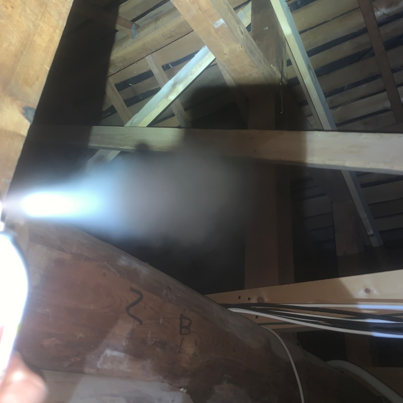 屋根裏に忌避剤を散布