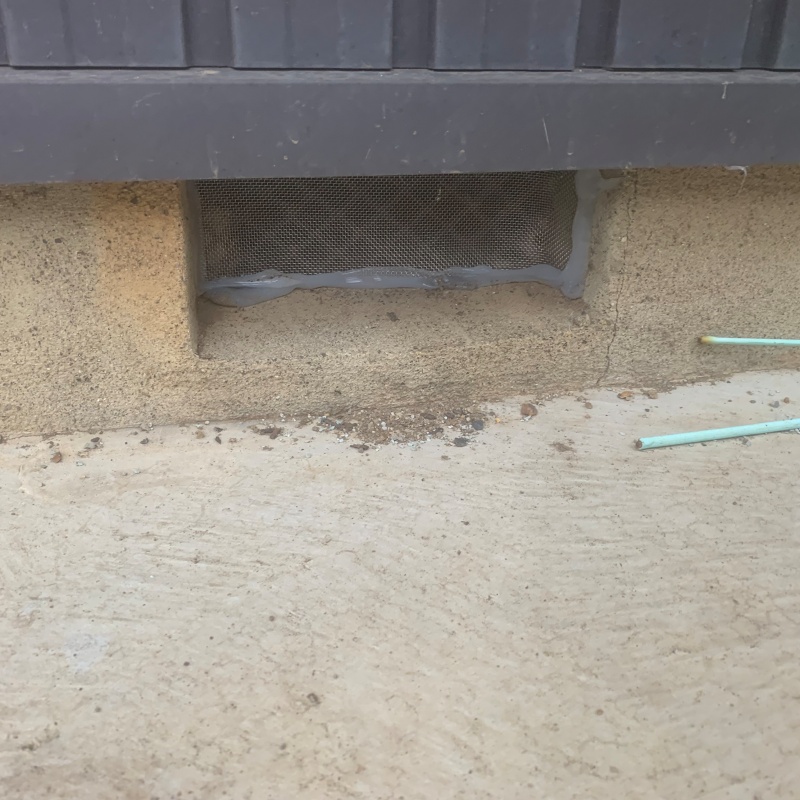 床下換気口をパテと金網で封鎖