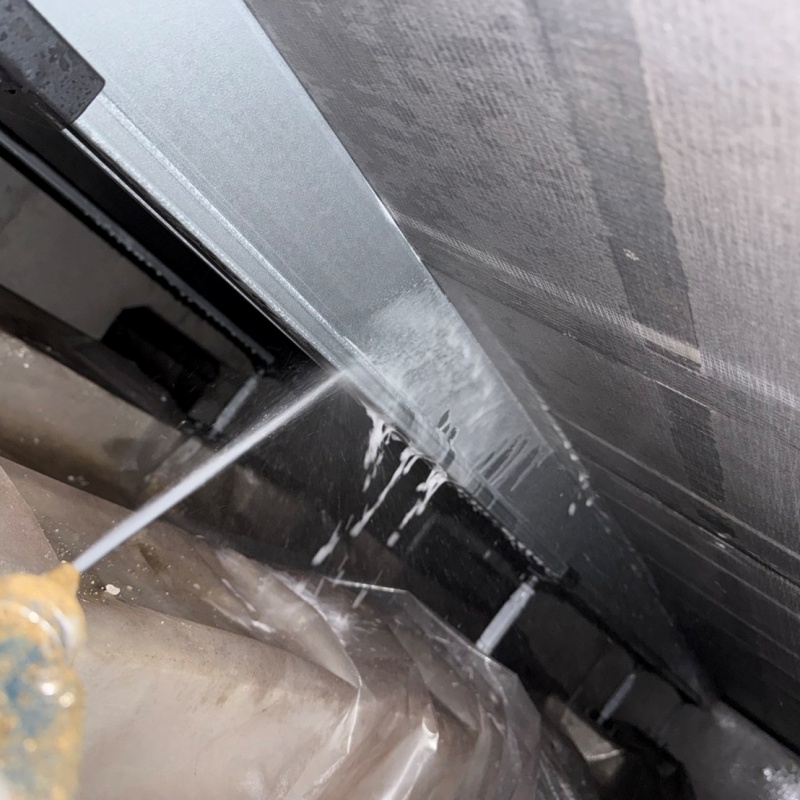 床下の梁部分に防蟻剤を散布