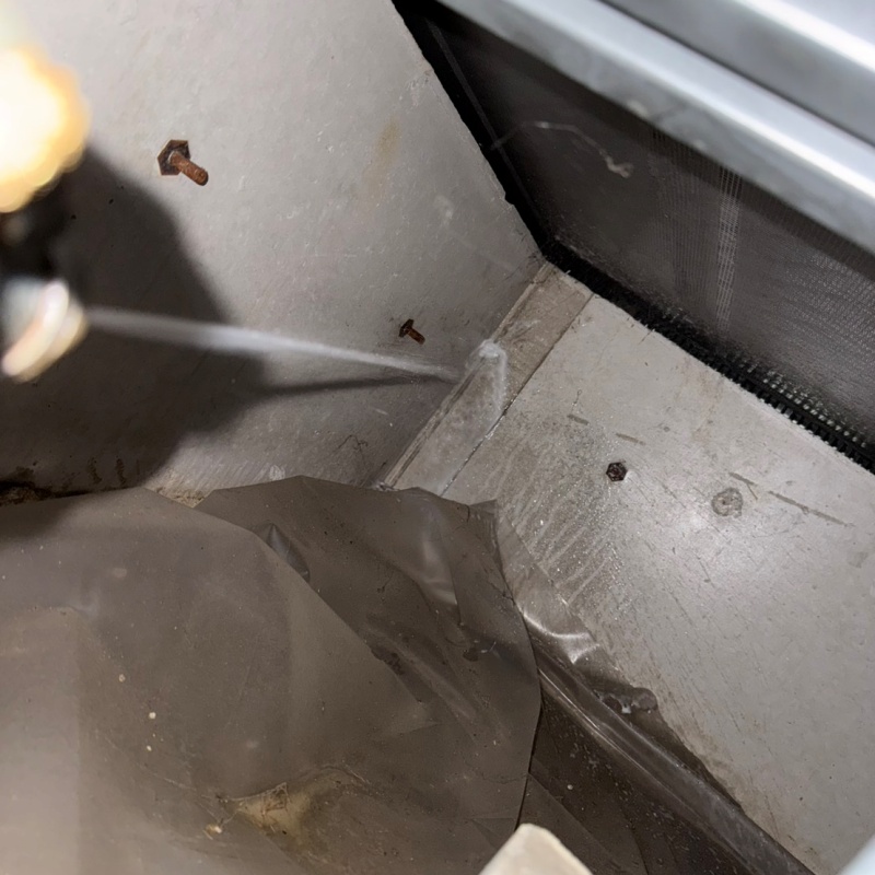 床下の梁部分に防蟻剤を散布