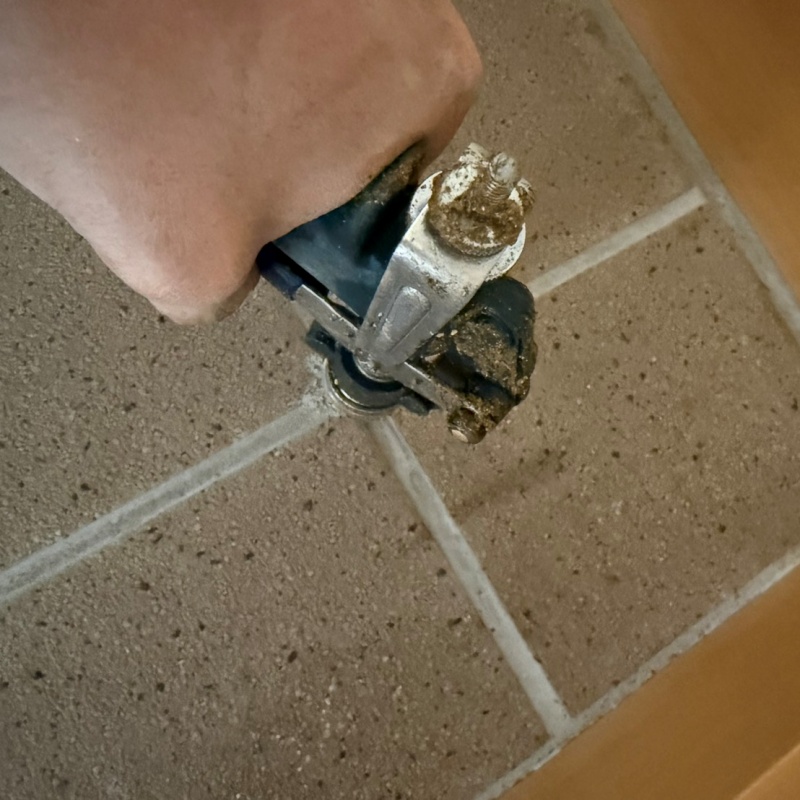 床に穴を開けて防蟻剤を注入