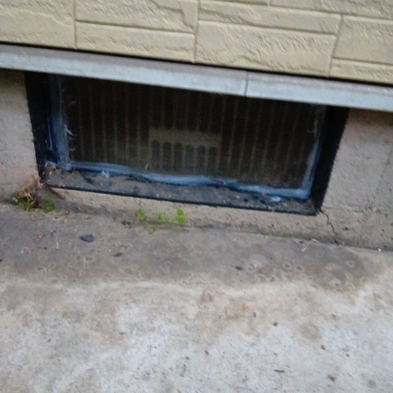 床下換気口に金網を設置