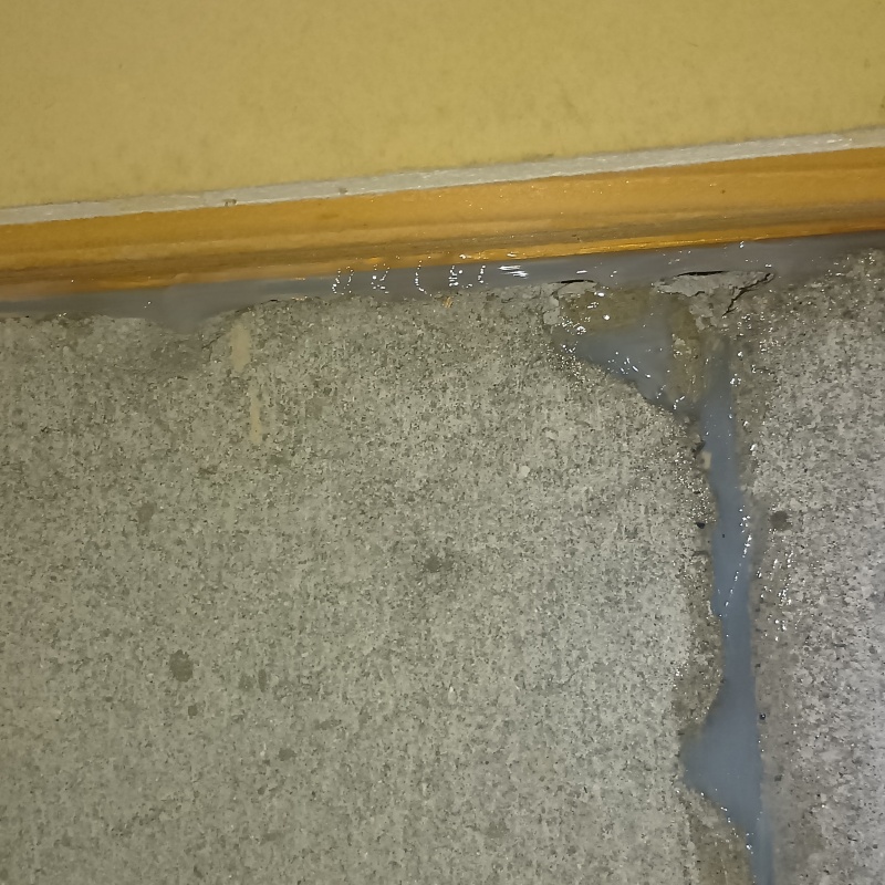 壁の亀裂を封鎖