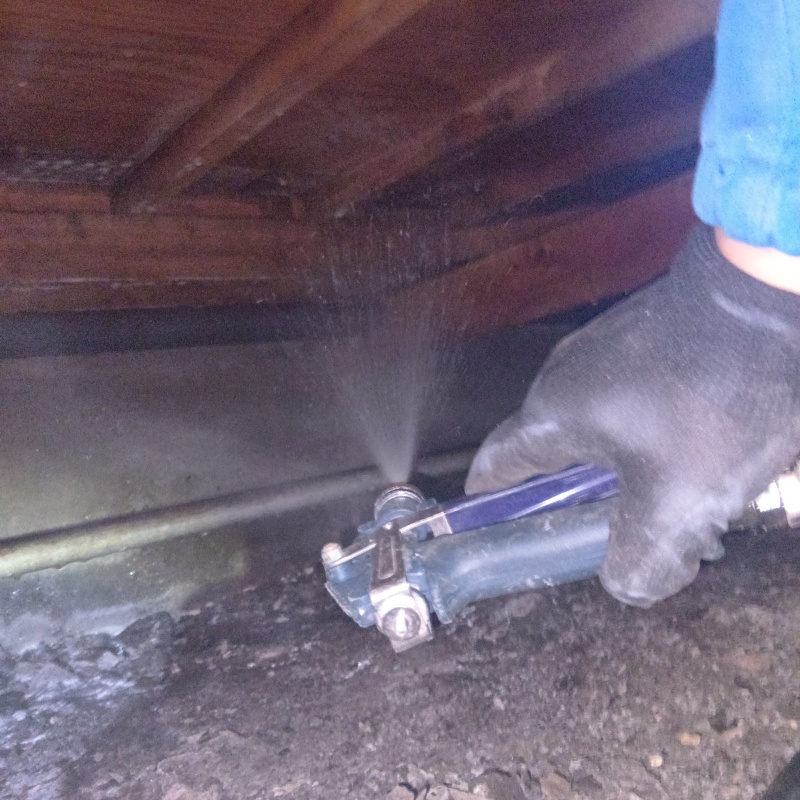 床下の木材に防蟻剤を散布