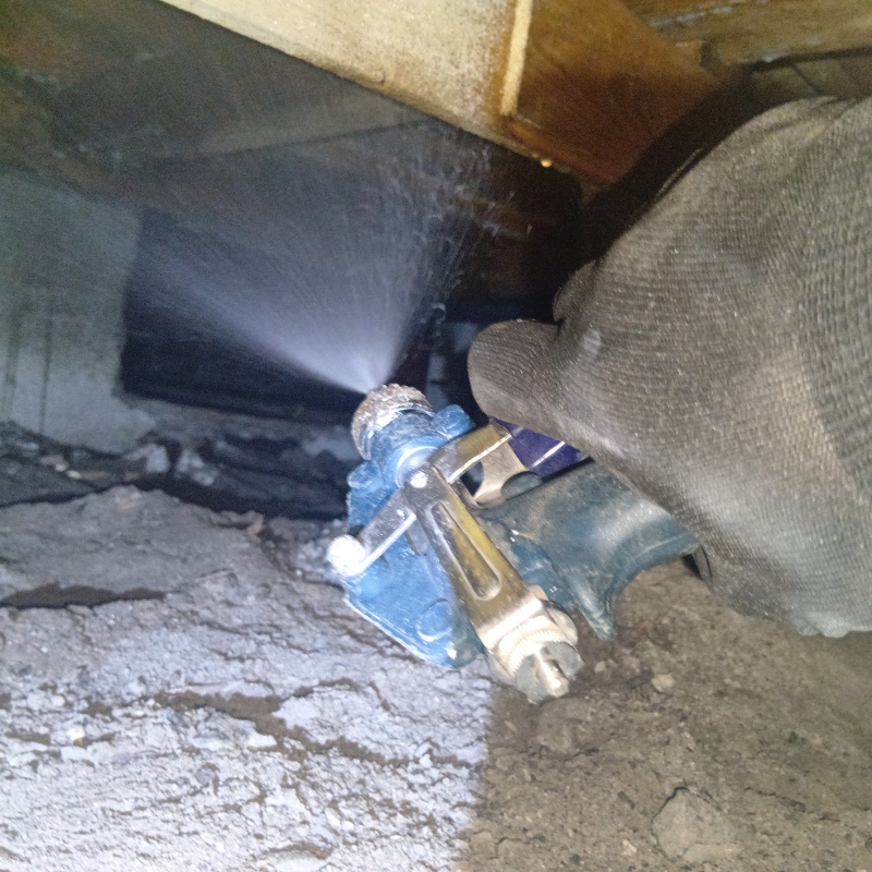 床下の木材に防蟻剤を散布