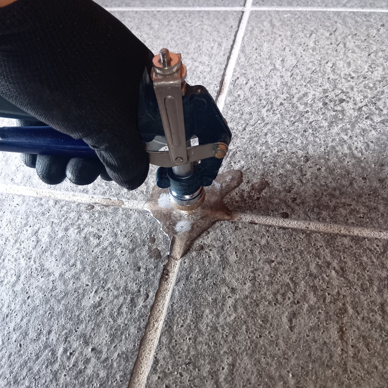 床に穴を開けて防蟻剤を注入