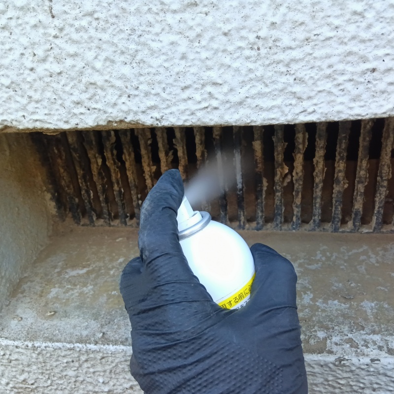 床下換気口から忌避スプレーを散布