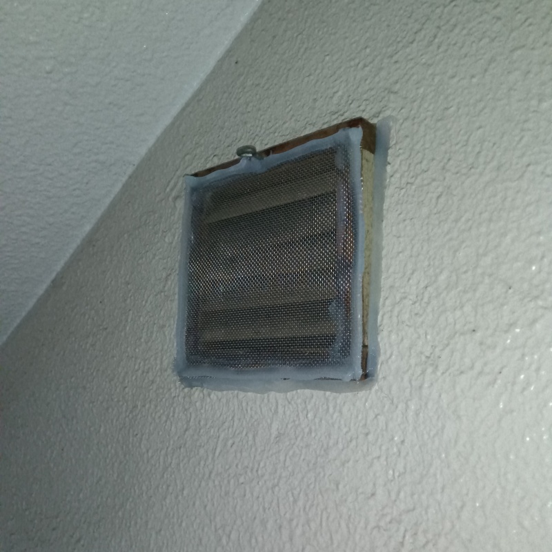 換気口に金網を設置