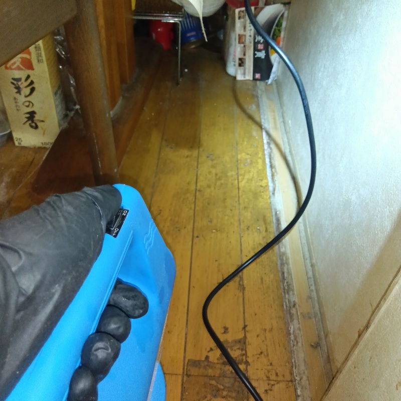 室内に噴霧器で除菌・消臭剤を散布