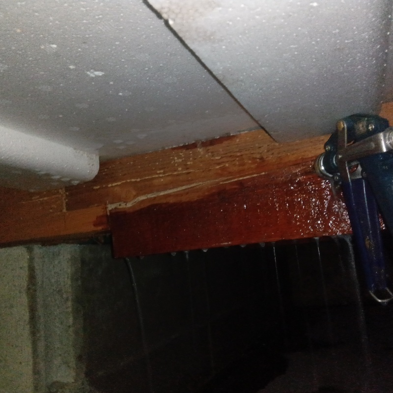 床下の木材にシロアリ駆除剤を散布