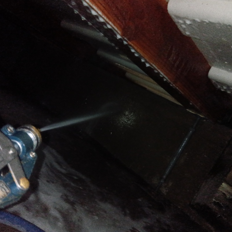 床下の木材にシロアリ駆除剤を散布