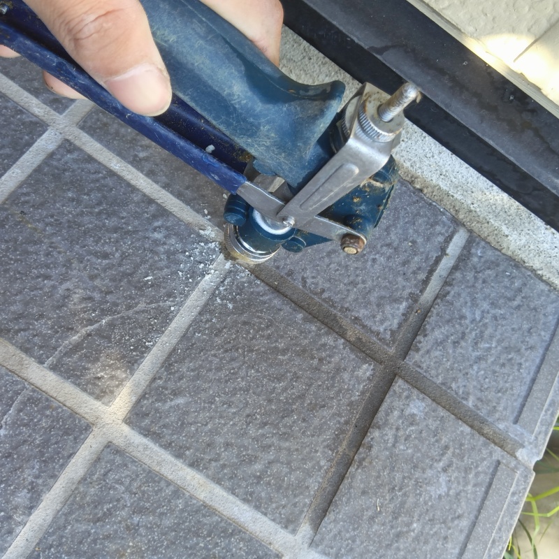 床に穴を開けてシロアリ駆除剤を注入