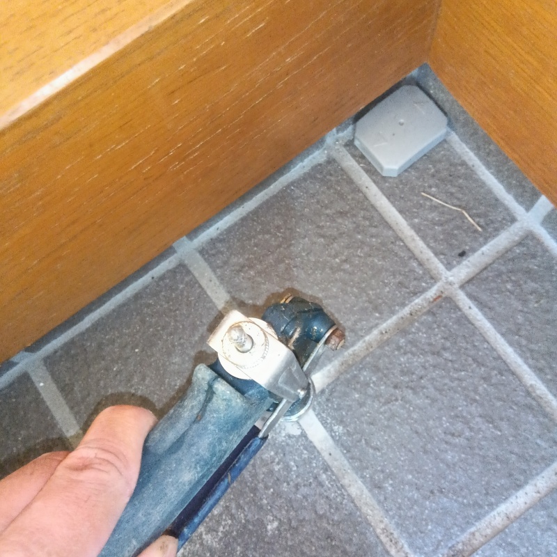 床に穴を開けてシロアリ駆除剤を注入