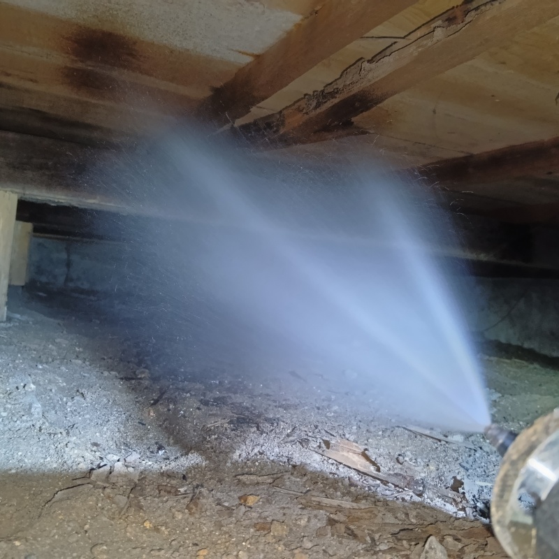 床下の木材にシロアリ駆除剤を散布