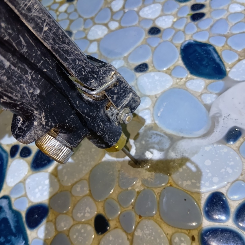 床に穴を開けてシロアリ駆除剤を注入