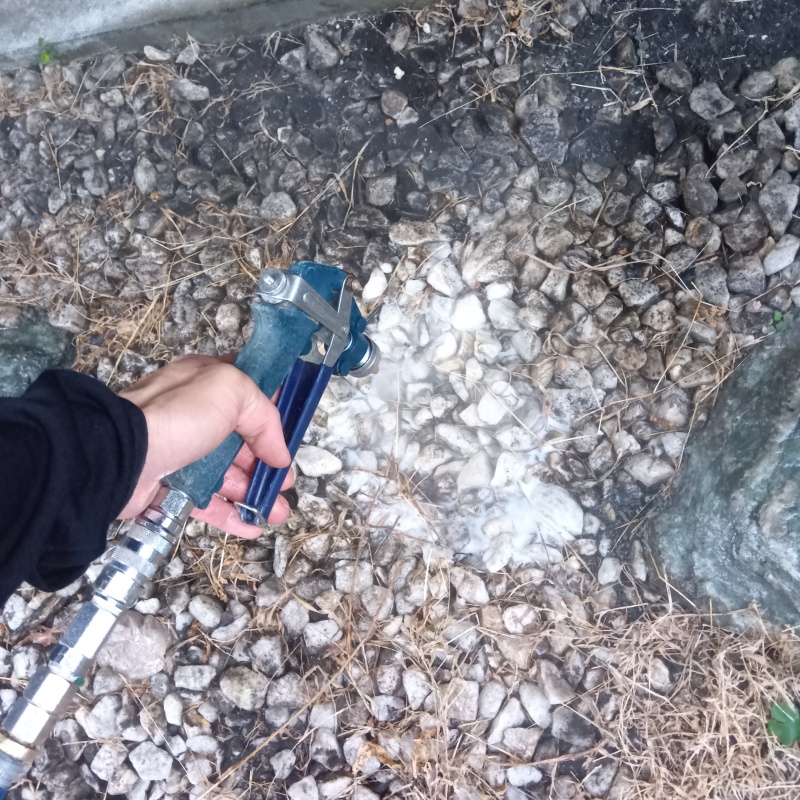 地面にシロアリ駆除剤を散布