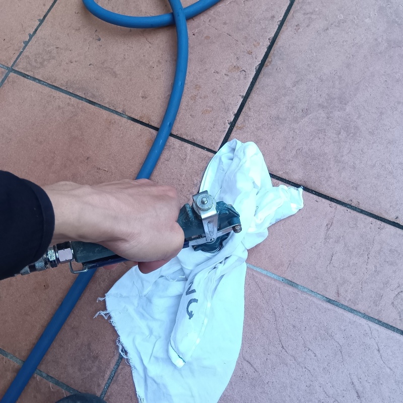 床に穴を開けてシロアリ駆除剤を注入