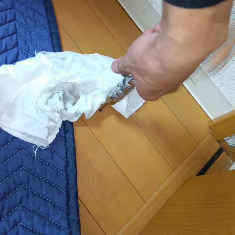 床に穴を開けてシロアリ駆除剤を注入