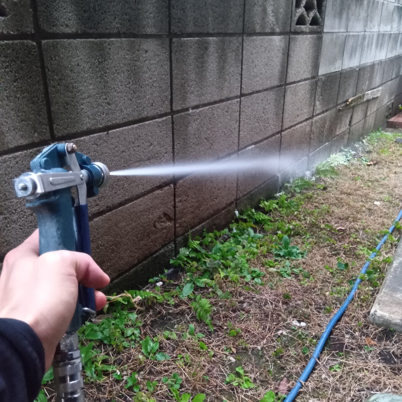 建物の外周にシロアリ駆除剤を散布