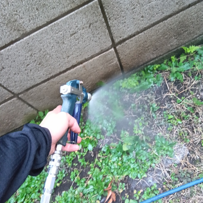 建物の外周にシロアリ駆除剤を散布