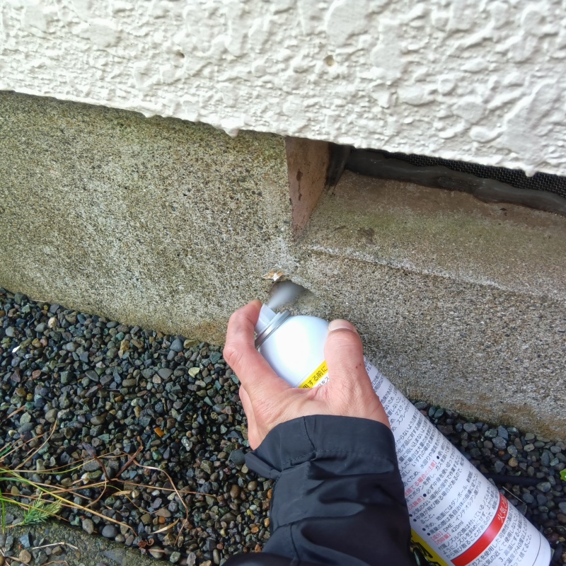 床下換気口から忌避スプレーを散布