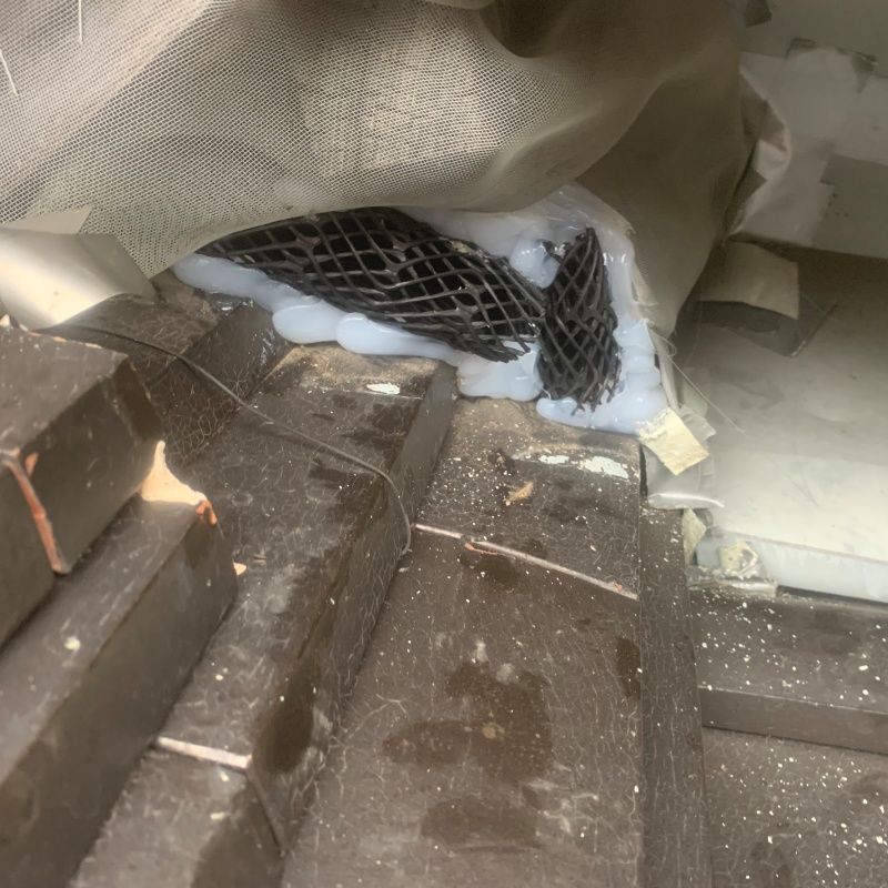 屋根のすき間を封鎖した様子