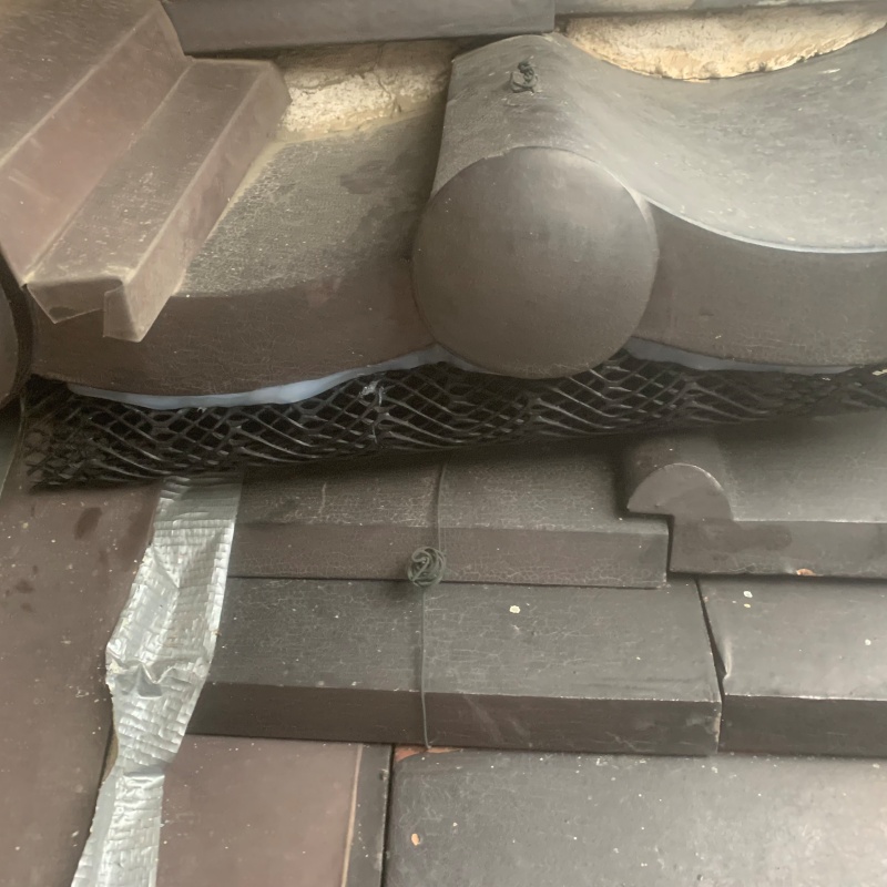 屋根のすき間を封鎖した様子