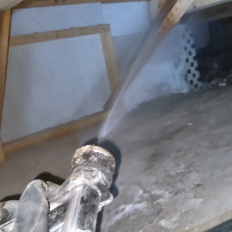 床下の木材にシロアリ駆除剤を散布