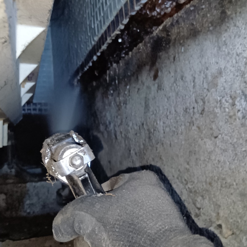 土台付近にシロアリ駆除剤を散布