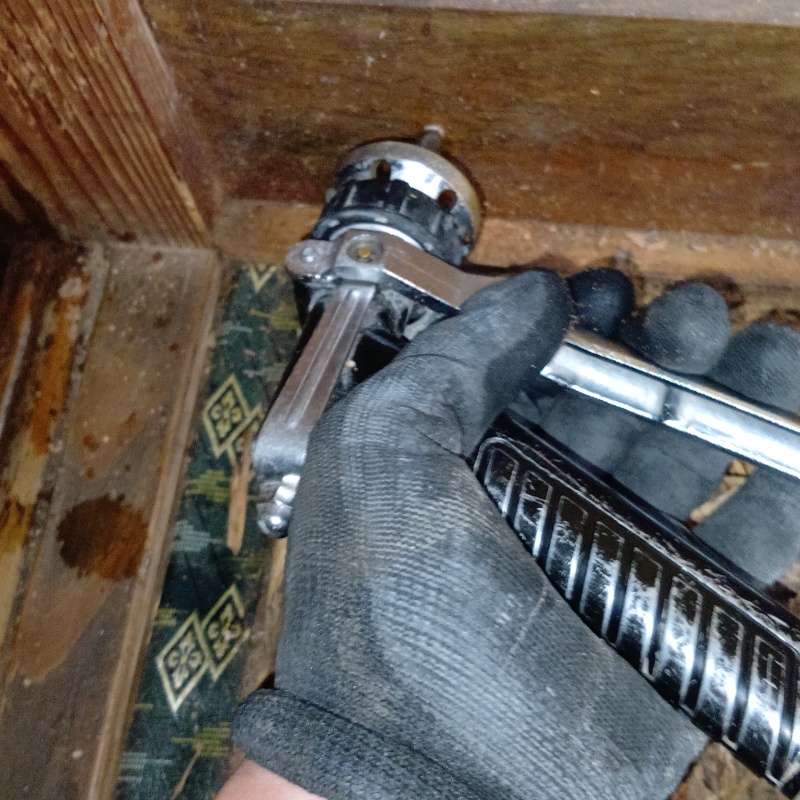 和室の木部に穴を開けてシロアリ駆除剤を注入