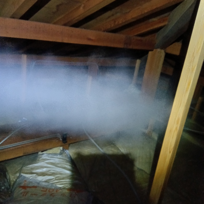 殺虫剤を散布している様子