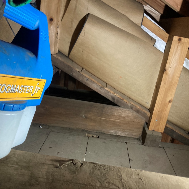 清掃後に噴霧器で除菌剤を散布